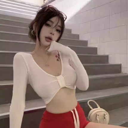 性感辣妹V领白色短款T恤女装早秋设计感小众修身露脐运动瑜伽上衣