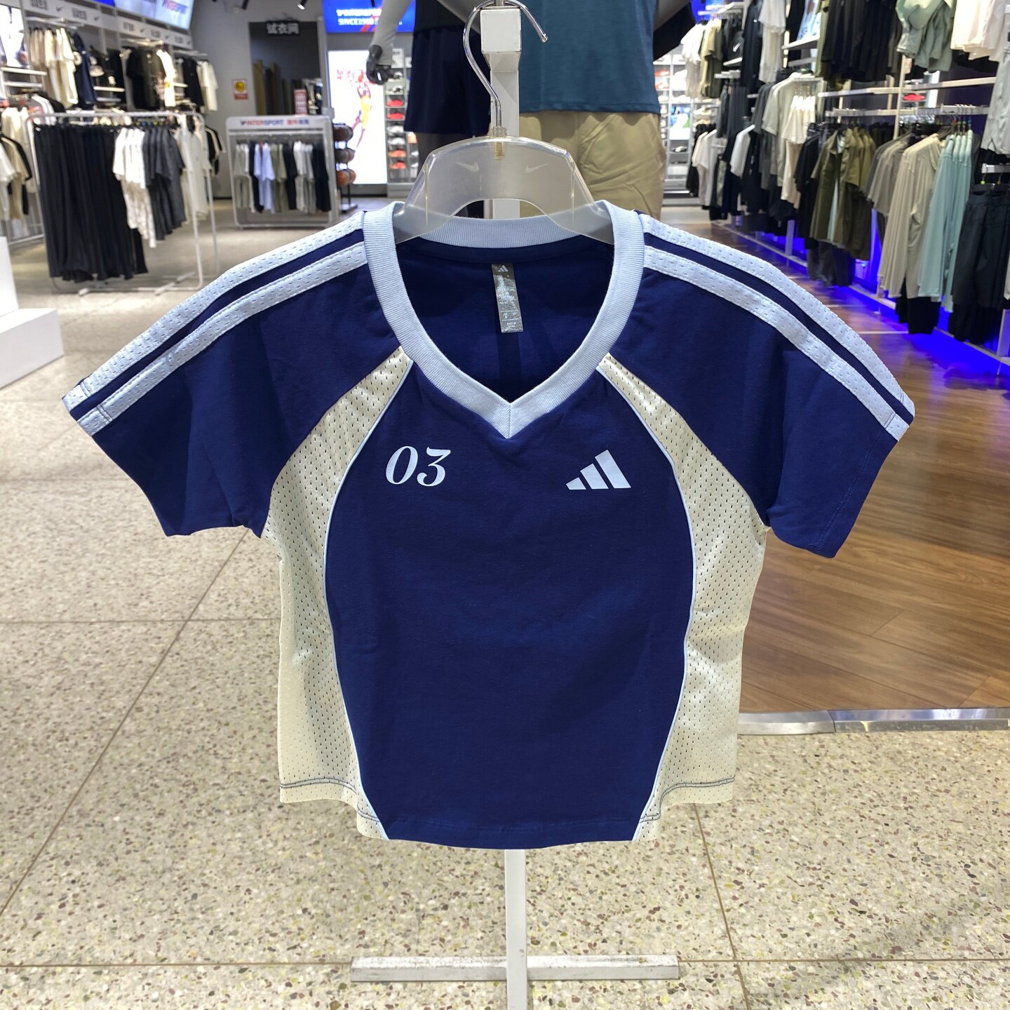 阿迪达斯Adidas女夏季修身版型撞色V领短袖T恤 KZ2388