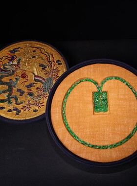 珍品旧藏收罕极高冰翡翠玉石浮雕镂空链子牌子   有刺绣盒