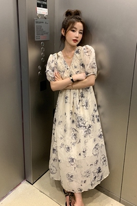 素描水墨画碎花V领连衣裙女夏2024新款新中式国风少女高级感质感图片