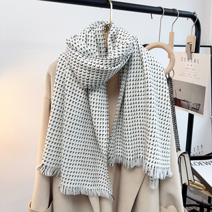韩版格子黑白百搭围巾女冬季保暖披肩百搭长方形围脖情侣通用披肩