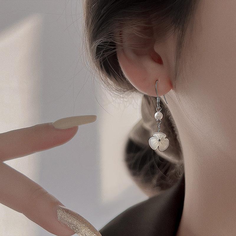 花朵森系法式仿珍珠山茶花耳环