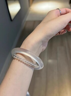 原创 天然正品高冰透白月光玛瑙玉髓手镯马料女香槟玉镯翡翠珠宝
