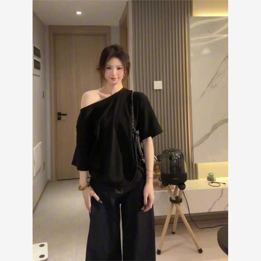 大码胖mm斜肩宽松黑色短袖T恤通勤百搭遮肉显瘦露肩上衣女夏季