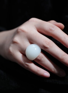 「鸽子蛋」｜藏拙大肉蛋玉戒·膏腴脂润·胖得像一颗正圆珠子