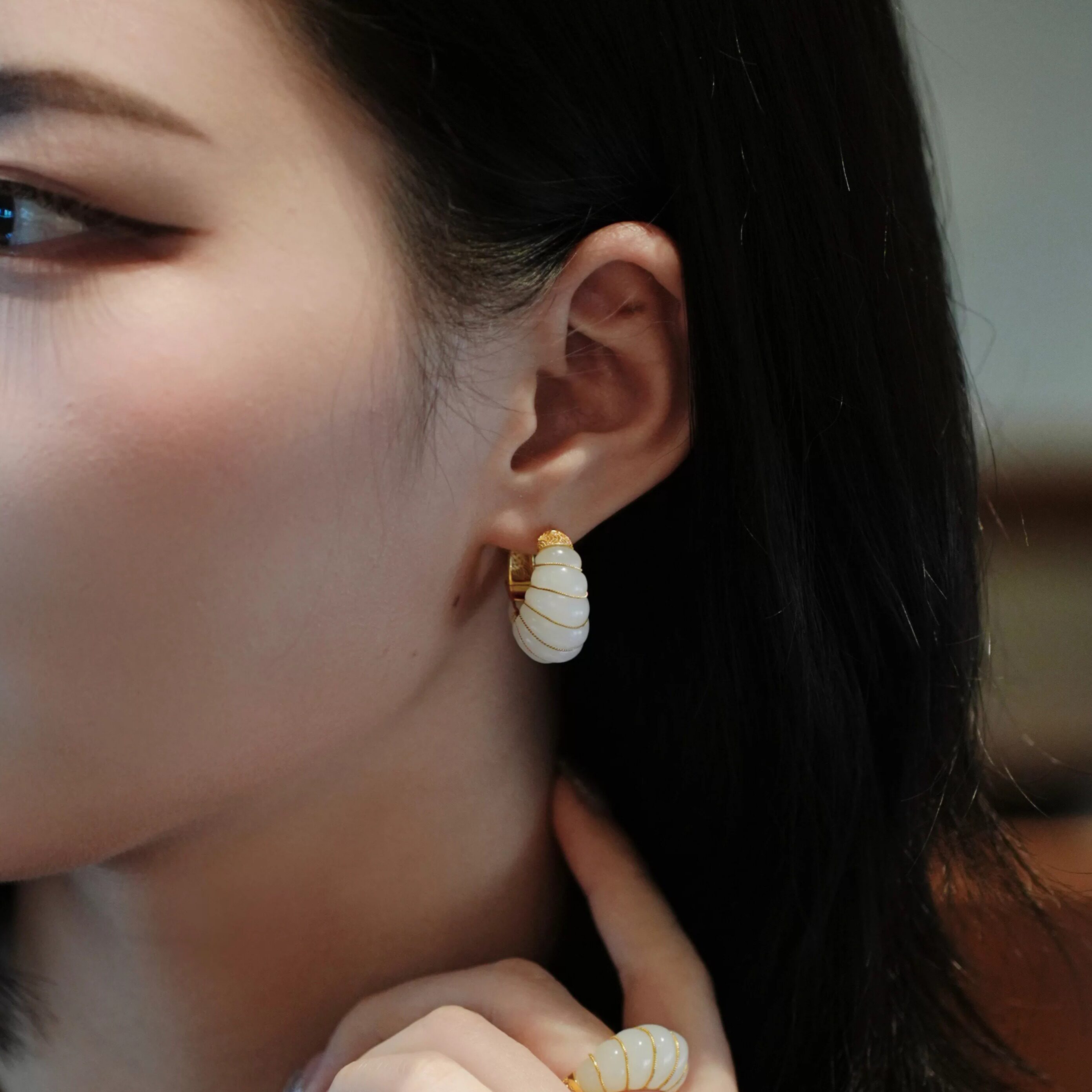 「绞丝系列&middot;耳扣」和田玉18k金耳扣 新中式设计&middot;古典有新意