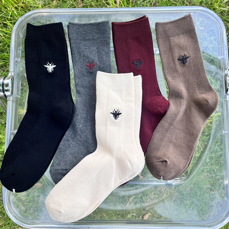 安可拉红袜子女~中筒袜秋冬欧货时尚刺绣蜜蜂纯色棉袜小腿袜及膝