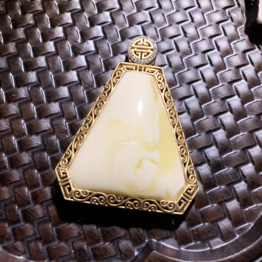 k金镶嵌蜜蜡吊坠