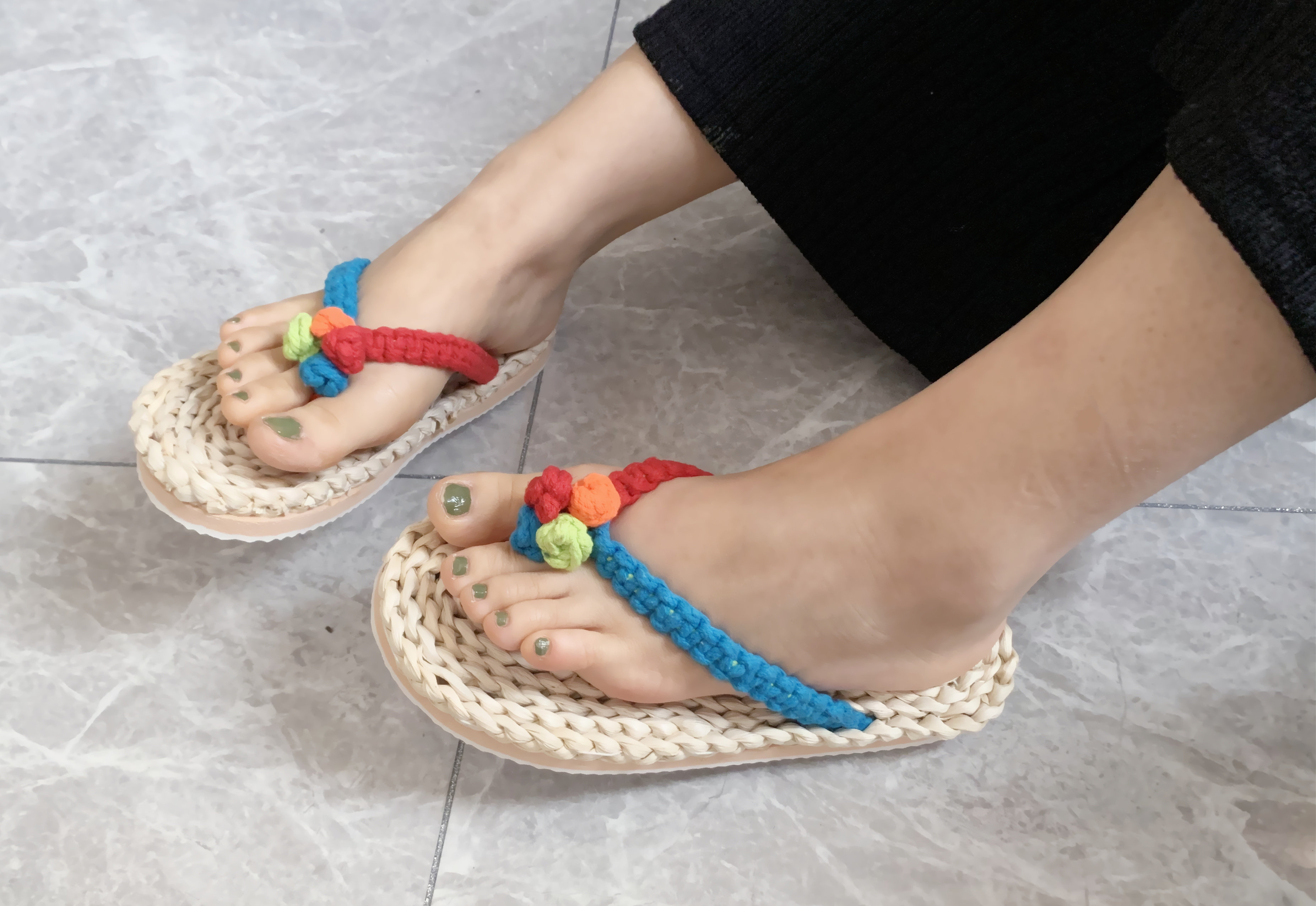 玉米皮编织草鞋彩色可爱儿童女士毛球人字拖夏季拍摄道具沙滩鞋