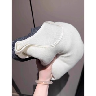 入秋高级感穿搭白色羊毛针织衫女秋冬内搭羊绒毛衣打底衫长袖上衣