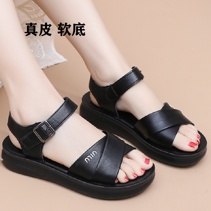 女鞋真皮软底凉鞋女夏季平跟一字带百搭舒适休闲黑色露趾妈妈凉鞋
