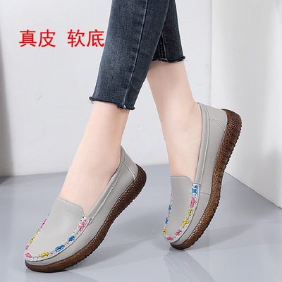 中老年防滑平跟软底四季休闲女鞋