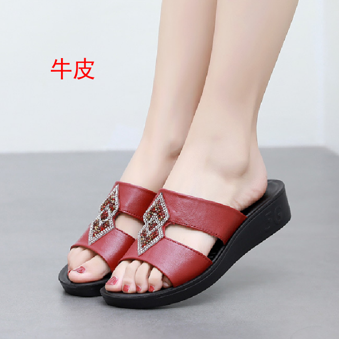 夏季女士真皮拖鞋坡跟软底中老年人妈妈凉拖鞋防滑室外一字拖女鞋