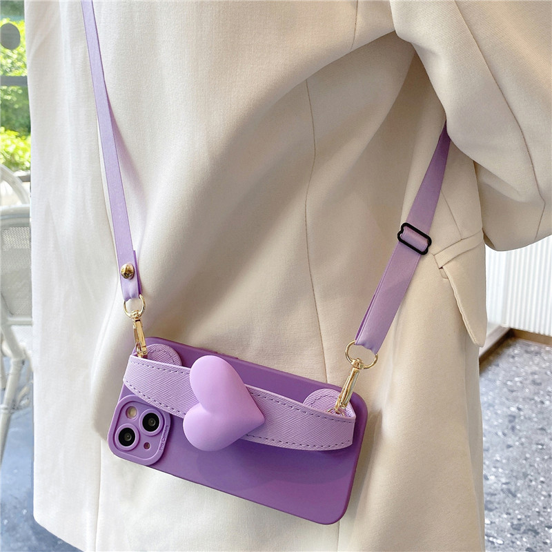 进口简约紫色爱心腕带适用于苹果15手机壳iphone14pro小众13promax女
