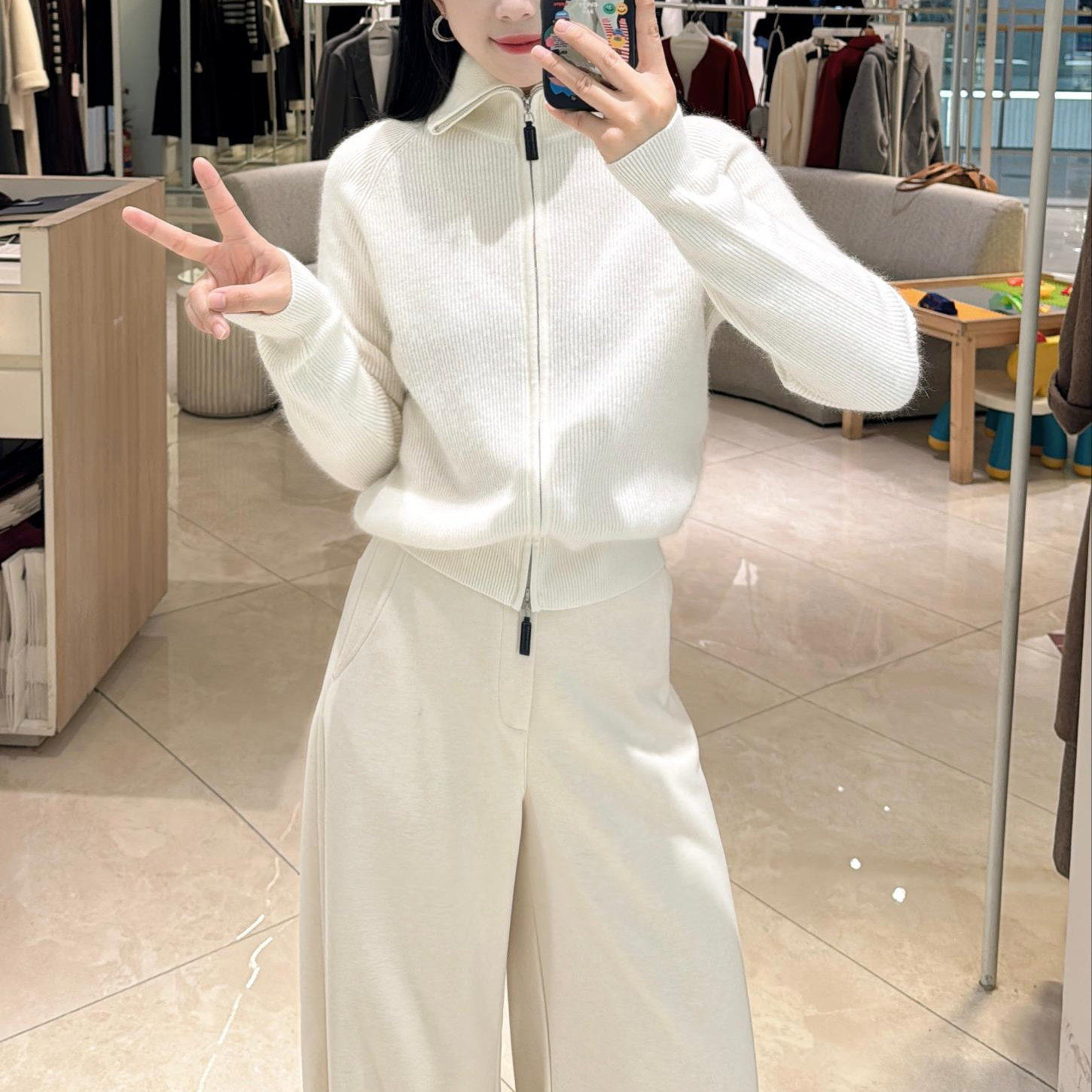 伊家2025秋冬流行新款翻领羊毛针织开衫温柔风毛衣女1GB134031,女装/女士精品,毛针织衫,淘宝优惠券,粉丝福利购,淘宝优惠卷