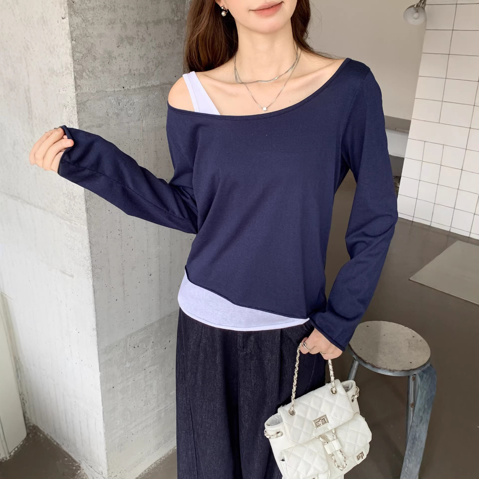 实拍灰色大领口假两件长袖T恤女早春高级感撞色辣妹宽松露肩上衣