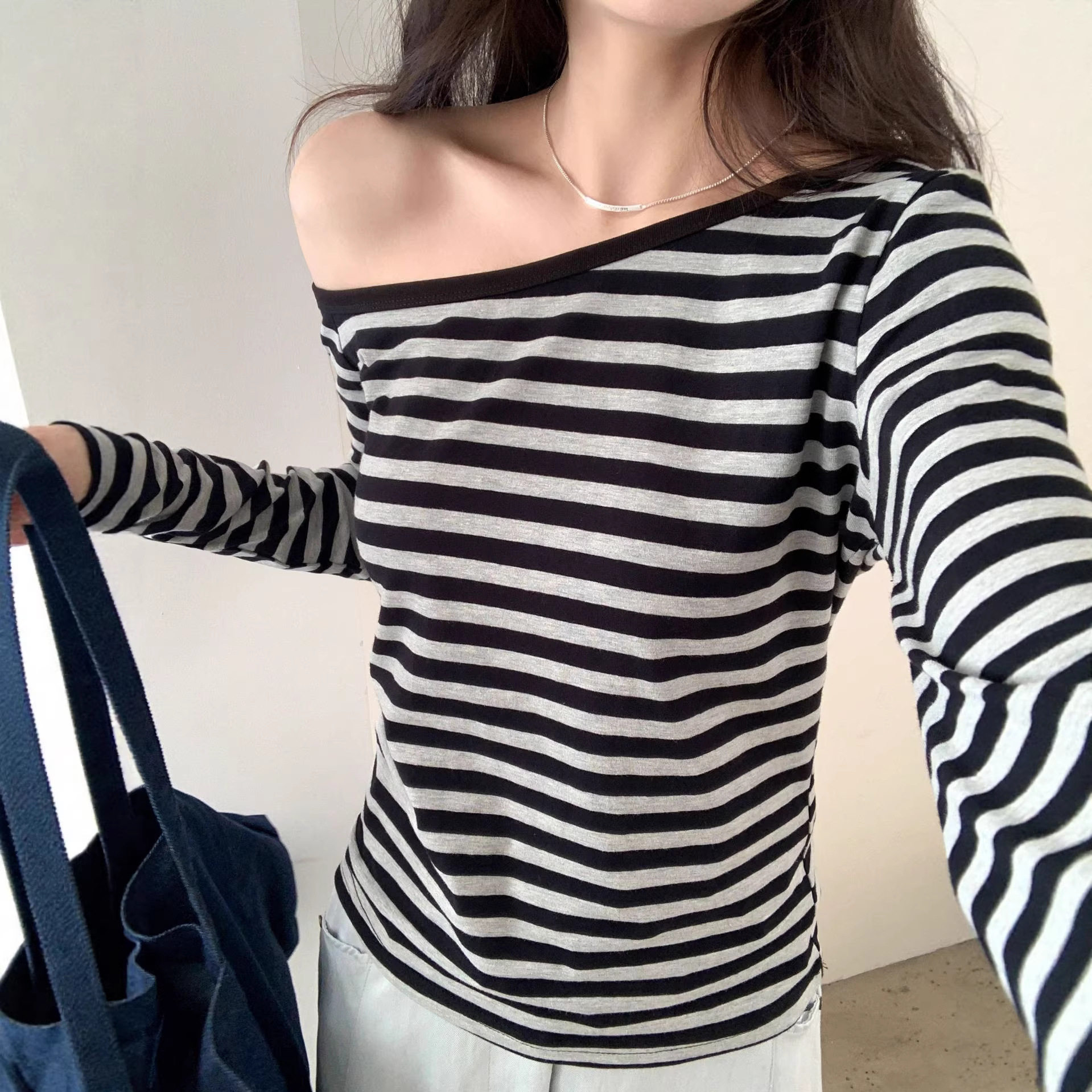 韩系一字领斜肩长袖T恤女2026早春新款修身条纹女款洋气百搭上衣