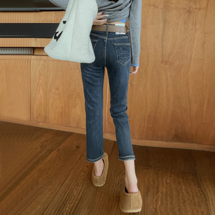 2025秋冬新款加绒蓝色牛仔烟管裤女修身显瘦高腰八九分窄版直筒裤