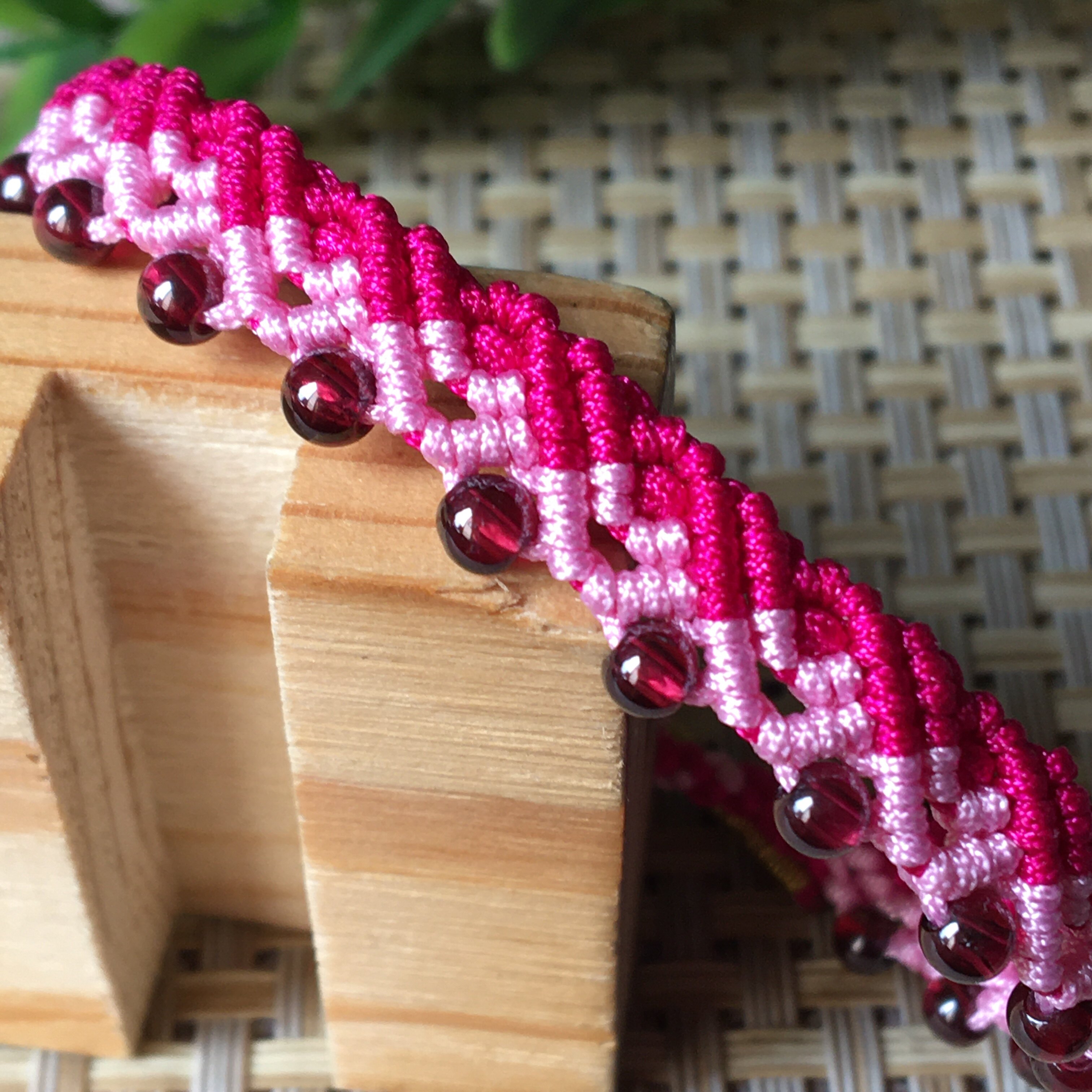 手工编绳 双色手绳 编织 石榴石手链