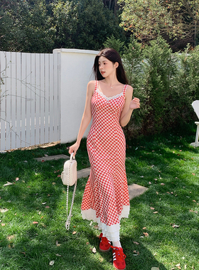 大码女装夏季新款红色格纹度假吊带设计感蕾丝V领花边鱼尾连衣裙