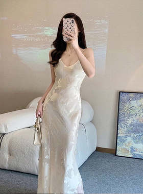 胖妹妹夏季新款大码女装修身气质性感V领白色包臀减龄吊带连衣裙