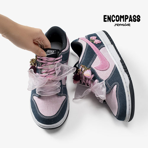 Nike DUNK Remake 蓝粉牛仔 刺绣草莓挂饰 少女休闲鞋 ENCOMPASS