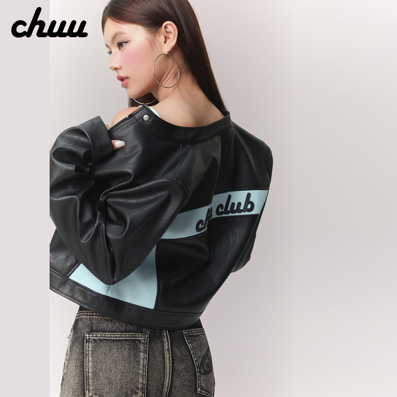 CHUU字母贴布短外套女2026年春秋新品机车风撞色拼接仿PU皮衣上衣