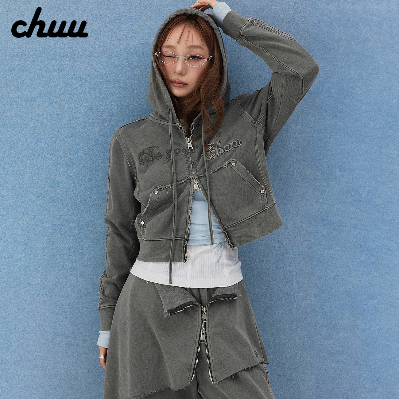 CHUU字母贴布绣外套女2026秋新品双拉链做旧水洗系带连帽长袖开衫