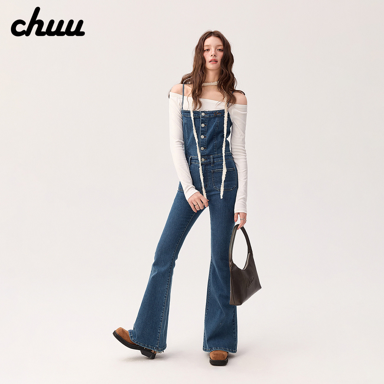 【明星同款】CHUU字母刺绣背带牛仔裤女2026系带抽绳磨破微喇长裤