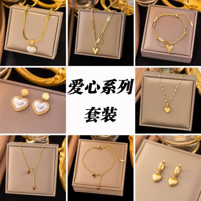 简约精致小众轻奢项链小巧爱心吊坠项链不掉色18K金钛钢锁骨链女