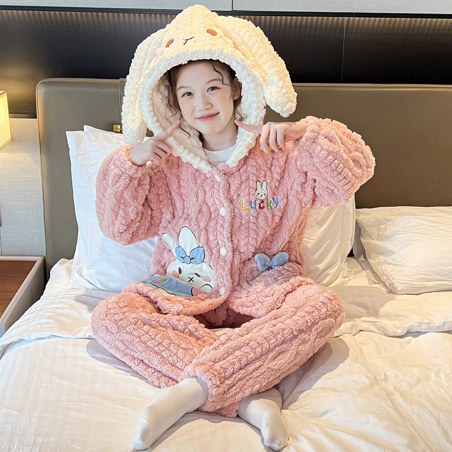 女童秋冬款珊瑚绒九居家款法兰绒女孩加厚可爱心冬季儿童套装睡衣