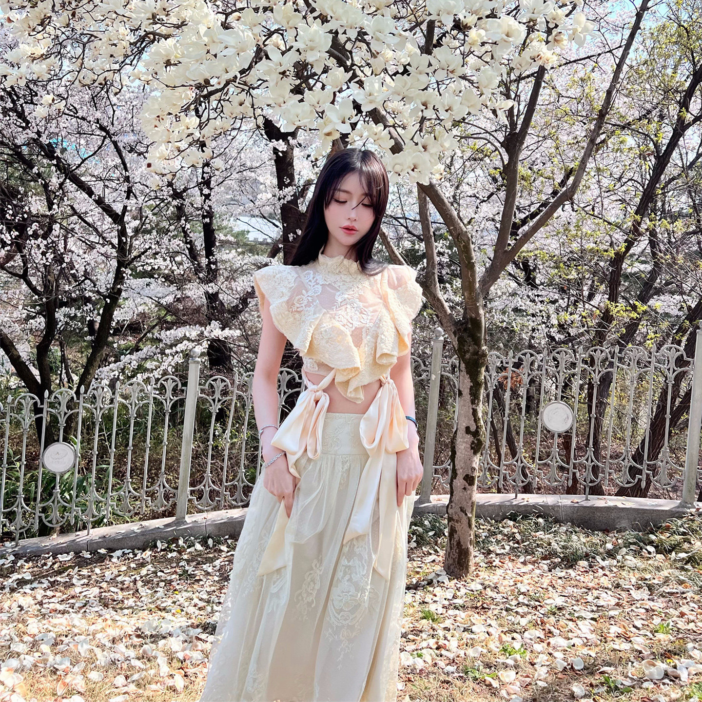 熊熊屋【女神香气】易梦玲同款氛围感重工蕾丝荷叶边绑带上衣