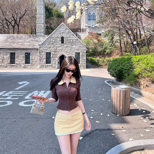熊熊【混血亚裔】甜辣少女修身针织娃娃领上衣明黄格纹裙裤jk套装
