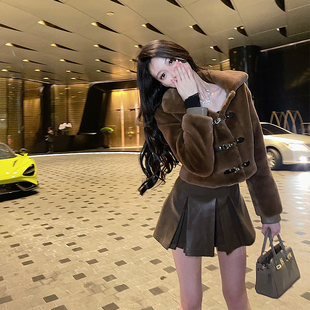 熊熊屋【焦糖可可】洋气又帅气的环保皮草外套pu皮百褶裙套装