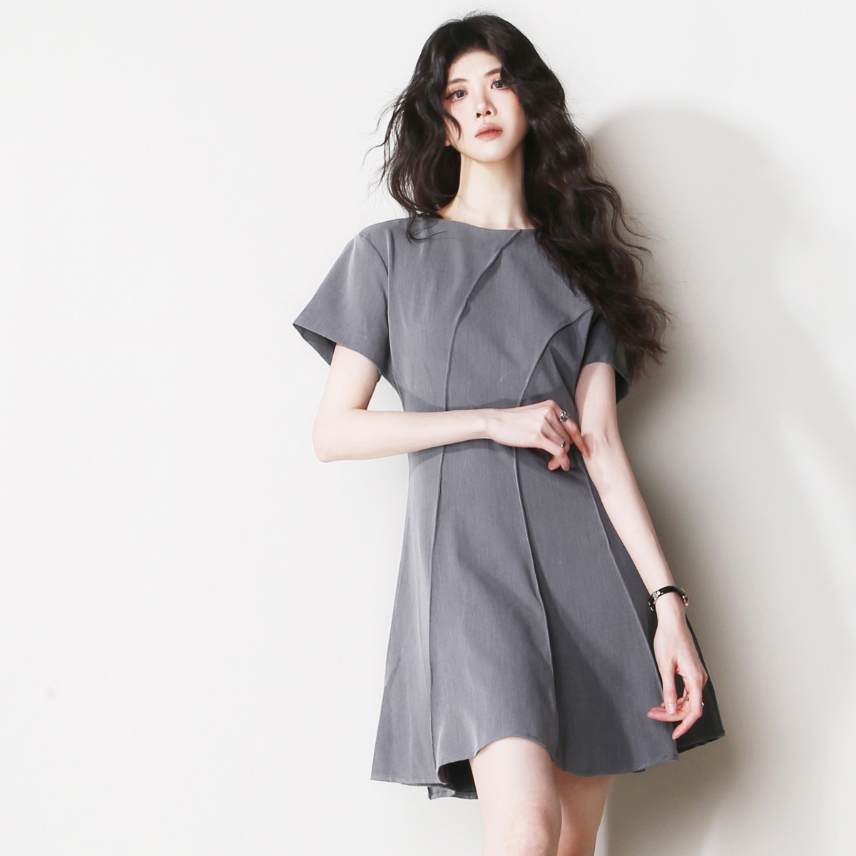 A94立体感斜向纹理收腰A字短袖圆领简约欧美风西装面料显瘦连衣裙