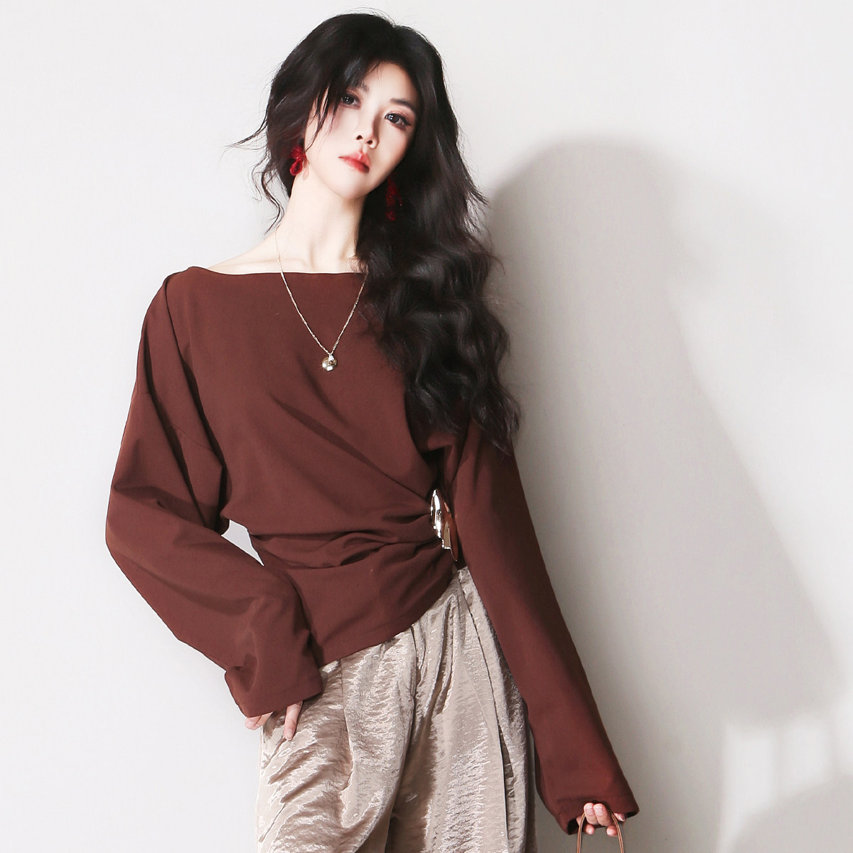 F50超显白南瓜低饱和度一字领褶皱收腰金属扣长袖宽松欧美风衬衫