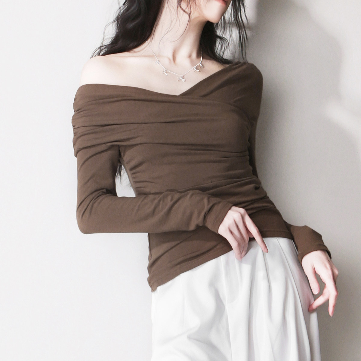 F15可变造型一字领法式露肩褶皱绷带式大V领显瘦欧美风打底长袖T,女装/女士精品,T恤,淘宝优惠券,粉丝福利购,淘宝优惠卷