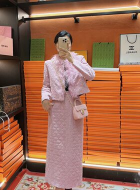 小香风羽毛领短款外套+包臀长裙