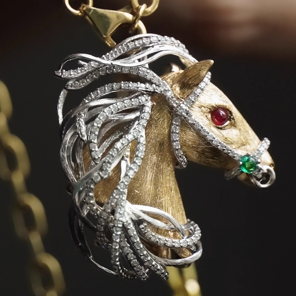 宝创集18K金镶嵌天然钻石祖母绿鸽血红宝石骏马胸针吊坠两用款