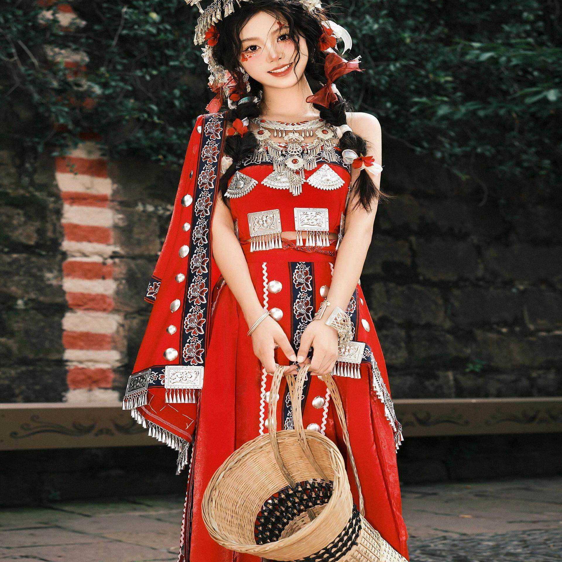 新款苗疆少女套装旅拍写真凤凰古城民族风红色刺绣长裙披肩服饰