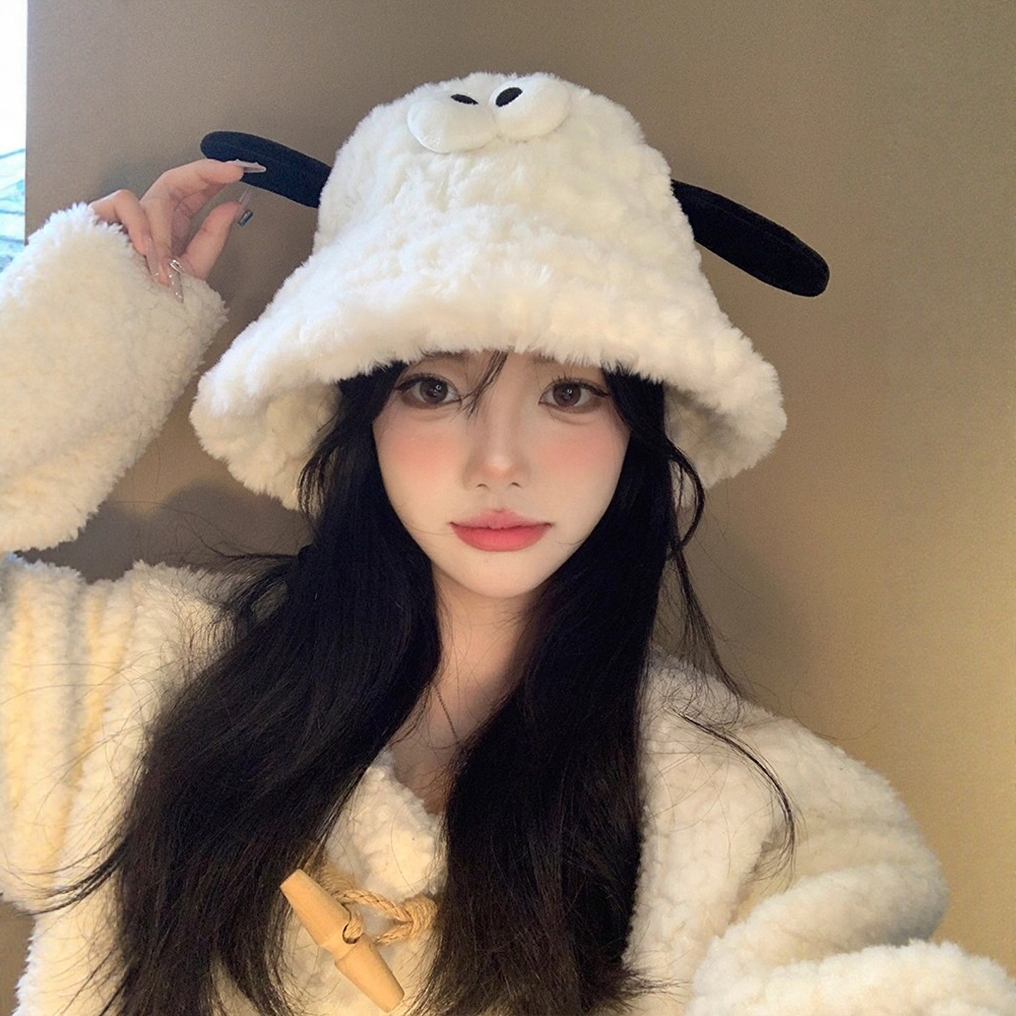 可爱卡通小羊白色毛绒渔夫帽女2025年秋冬季保暖盆帽显脸小帽子潮