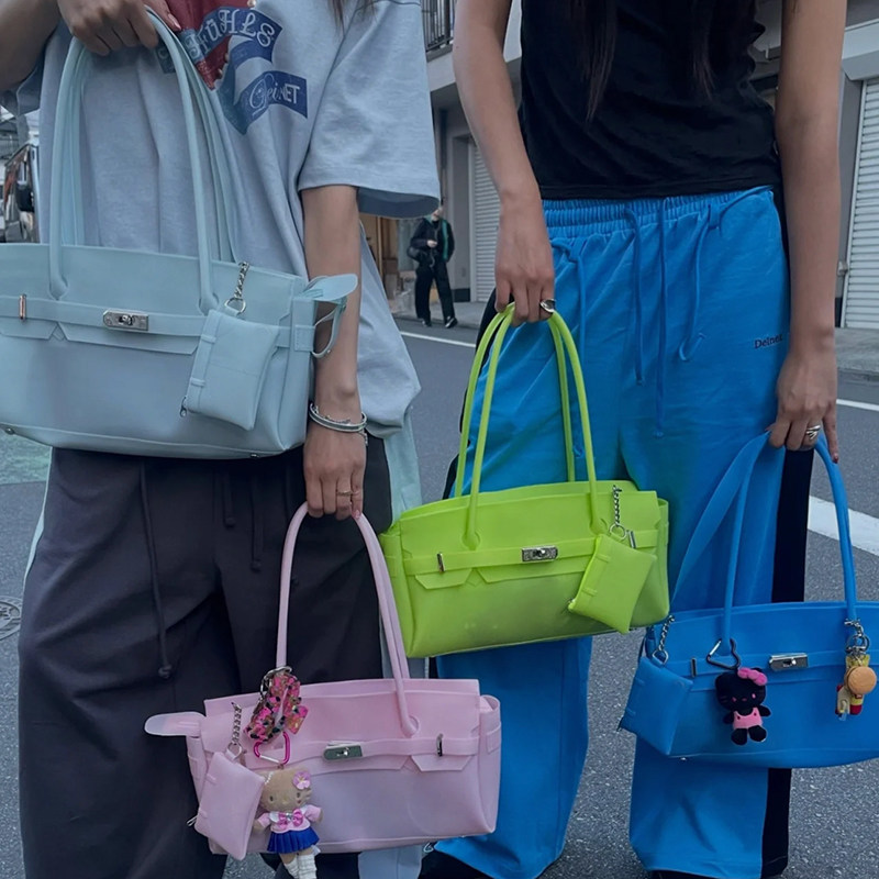 小众设计锁扣托特包女大容量通勤手提包多色百搭单肩腋下包果冻包
