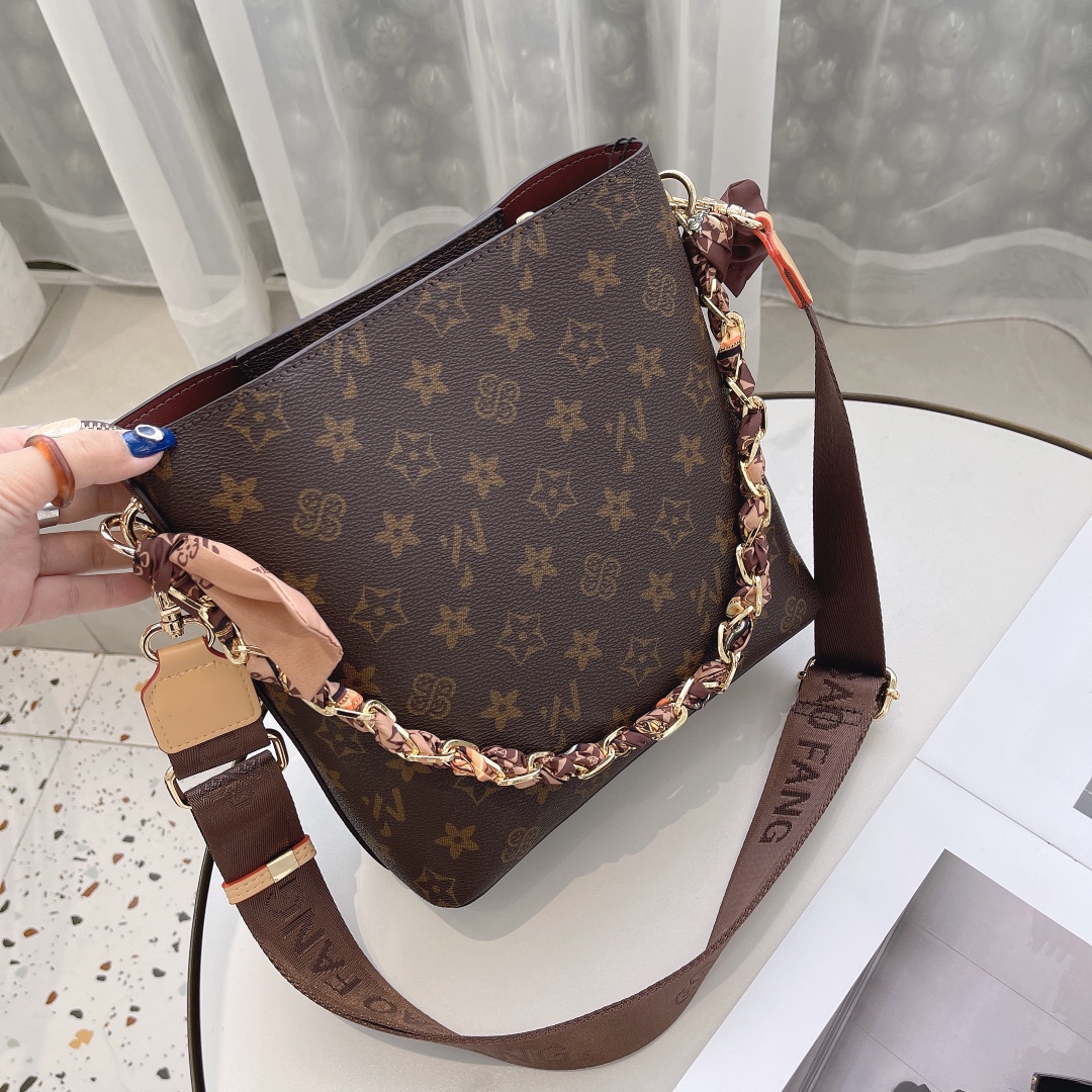 小红书推荐女包新款单肩斜挎包时尚百搭高级感水桶包休闲百搭水桶