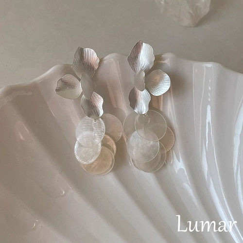 S925银超仙白色花瓣贝壳流苏耳钉