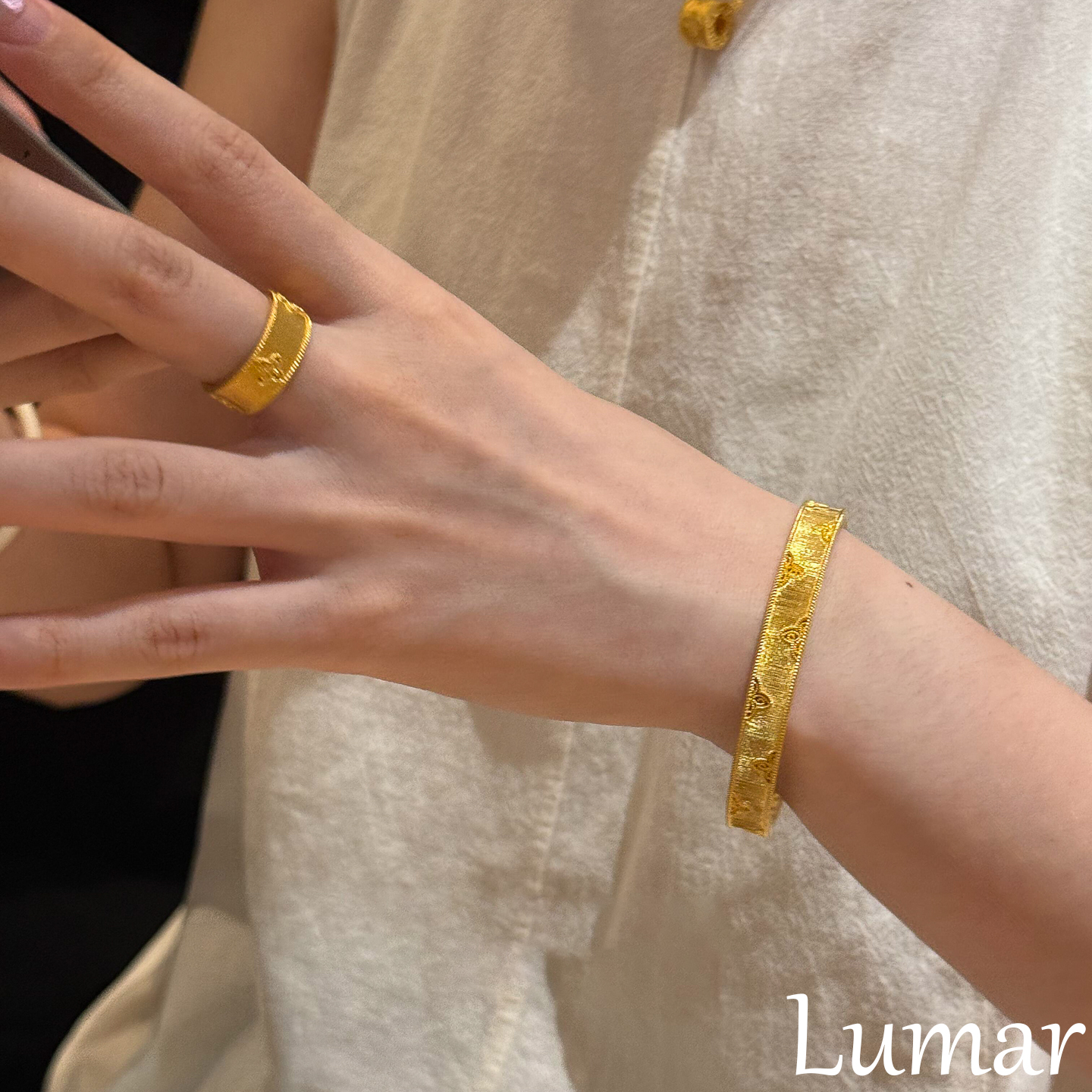 S925银古法黄金色绸缎感窗花手镯