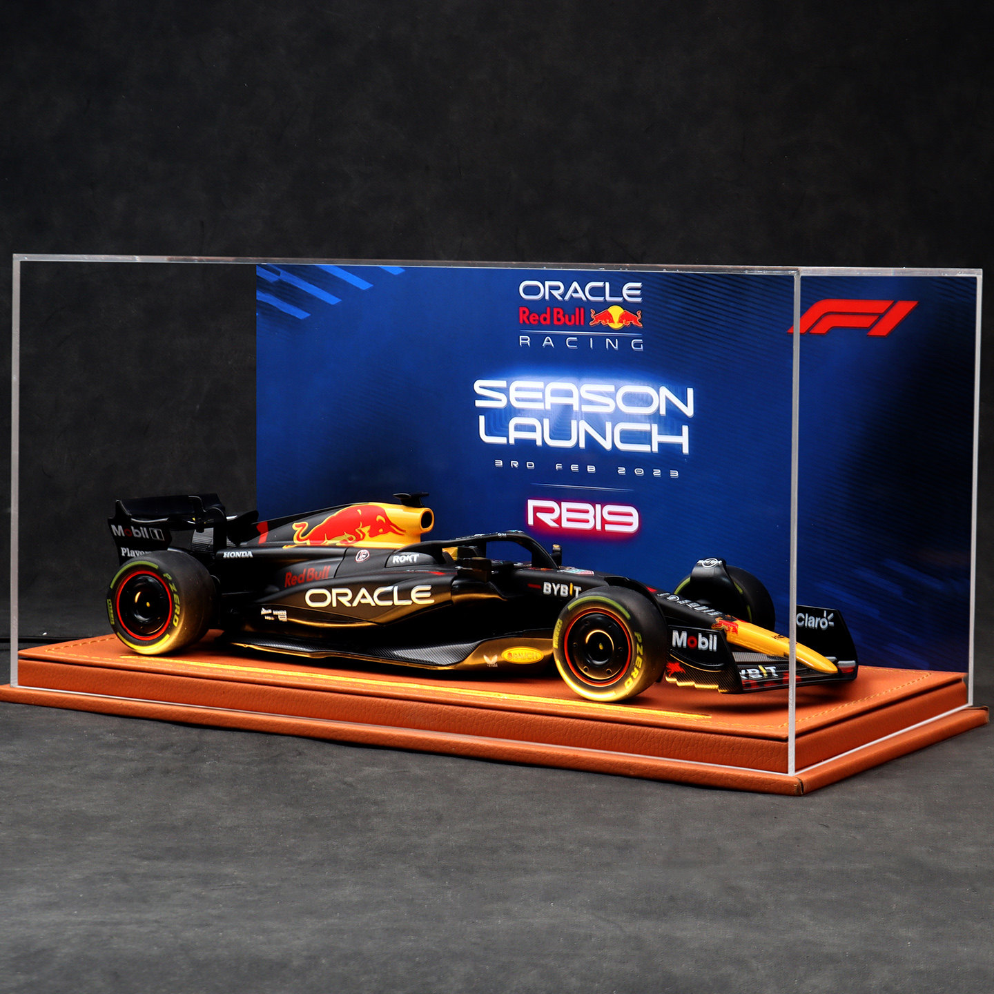 1比18红牛RB19合金F1车模收藏版