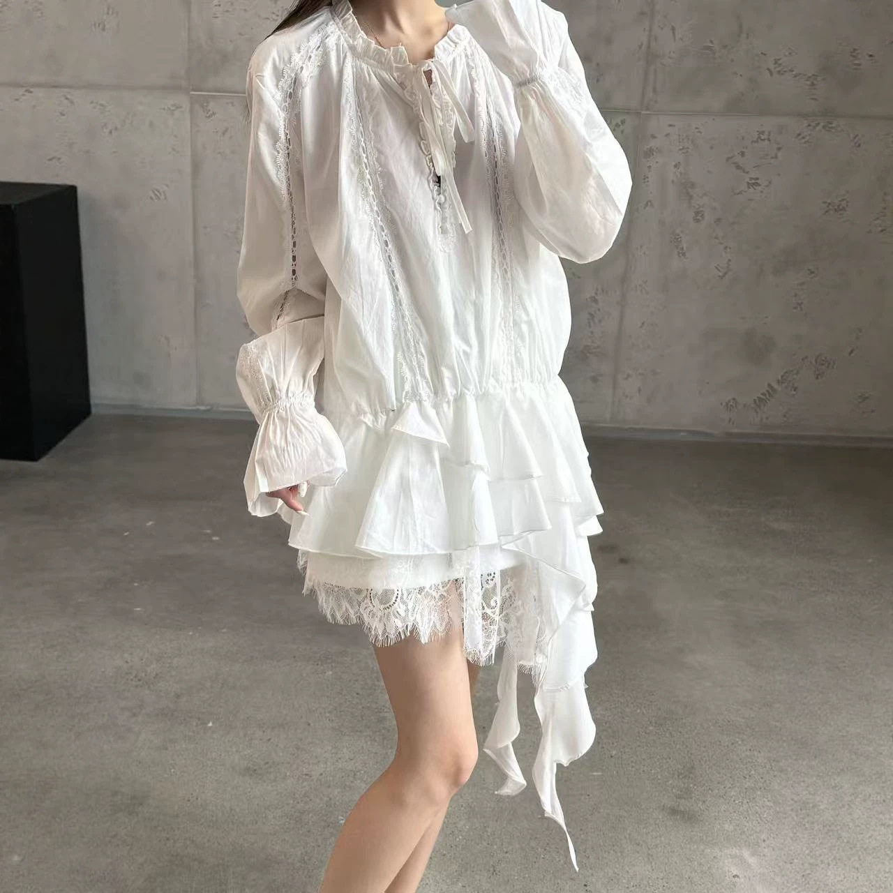 法式浪漫风系带荷叶边上衣女春夏不规则蕾丝拼接宽松显瘦白色衬衫
