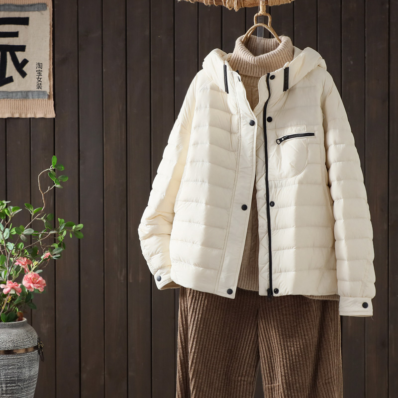 轻盈时尚连帽羽绒服女短款2024冬