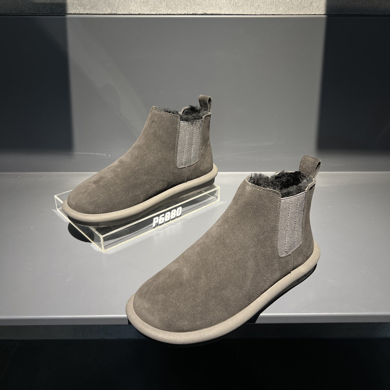 MENS SUEDE CHELSEA BOOTS ARE WARM AND COMFORTABLE IN WINTER AND THE YOUNG GUY A PEDAL IS A DRIVING ARTIFACT