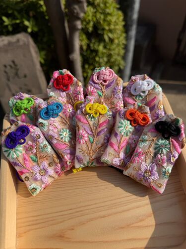 日本代购神乐坂安养寺昭和风花色奢华蕾丝御守金运健康胜利礼物
